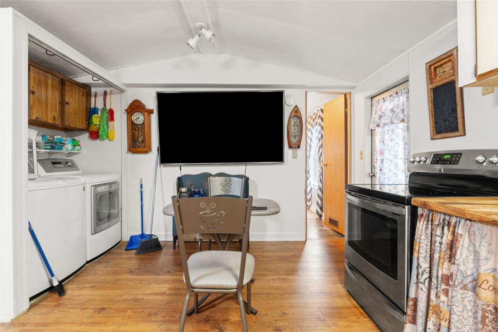 RIVER RETREATS - Residential