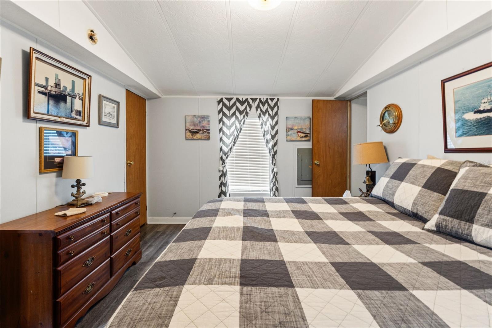 RIVER RETREATS - Residential