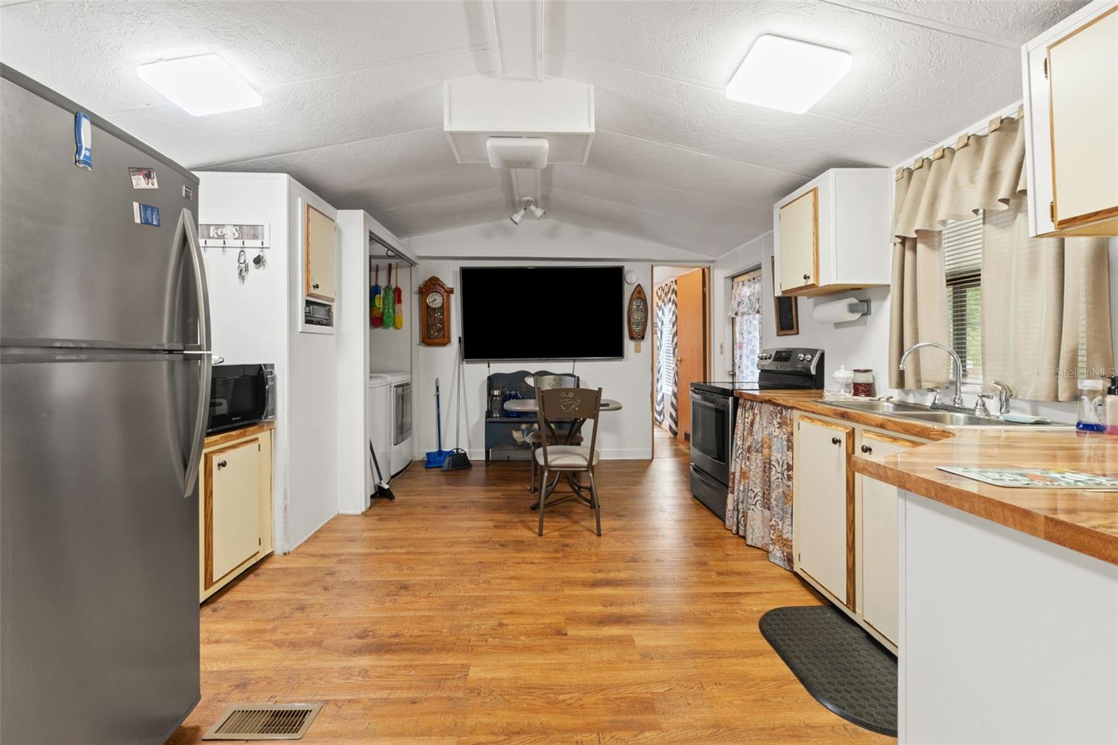 RIVER RETREATS - Residential