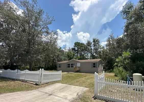 Remodeled 3 Bed, 2 Bath Double Wide Mobile Home on Over Half an Acre - Fenced Yard, Split Floorplan & Prime Location!
Welcome to this beautifully remodeled 3 bedroom, 2 bathroom double wide mobile home, featuring a split floorplan for added privacy and functionality—all on a spacious 0.52-acre fully fenced lot.
Step inside to an inviting open-concept layout with luxury vinyl plank (LVP) flooring and fresh interior paint throughout. The newly updated kitchen is a standout with solid wood cabinets, soft-close drawers and doors, granite countertops, and modern finishes.
The split floorplan separates the primary suite from the guest bedrooms, offering ideal space for families, guests, or a home office. The fully fenced yard provides plenty of room for pets, gardening, entertaining, or future additions.
?? Conveniently located just off US-19, and only minutes from Homosassa Springs, shopping, dining, and outdoor recreation.
