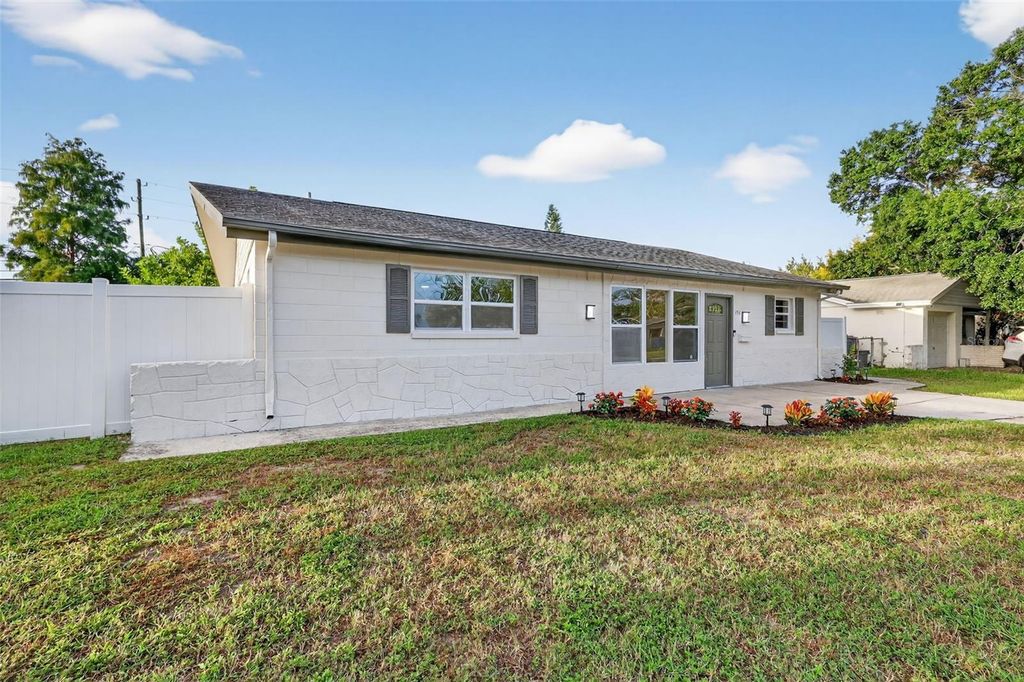 Photo of 196 74th Avenue NE, St Petersburg, FL 33702 (MLS # O6349530)