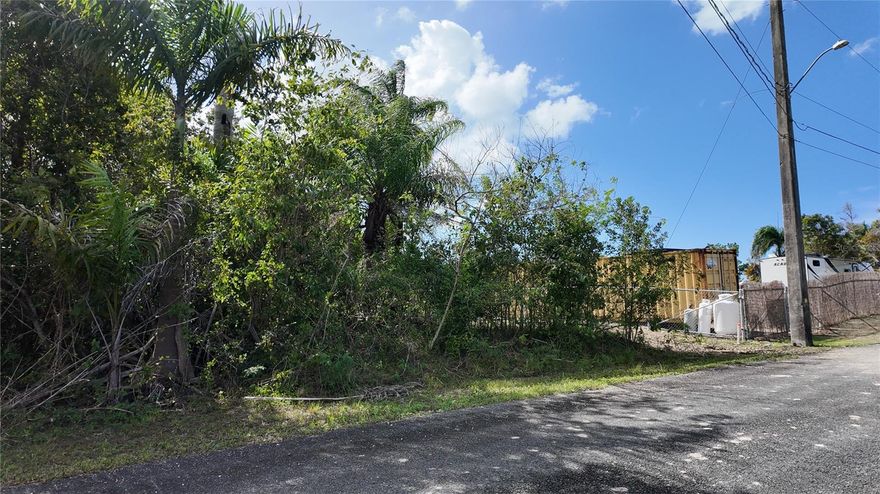 A beautiful and spacious 4,108 square meter lot is for sale, located in El Dorado Urbanization, Toa Alta. The perfect space to build the home you’ve always dreamed of, surrounded by tranquility and with excellent access to major highways.
Imagine designing your home exactly the way you want it, with space for a garden, terrace, pool, or anything you’ve always envisioned. Opportunities like this don’t come around every day! ?