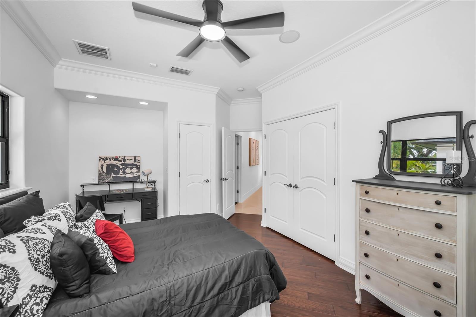 LAKESIDE TERRACE - Residential