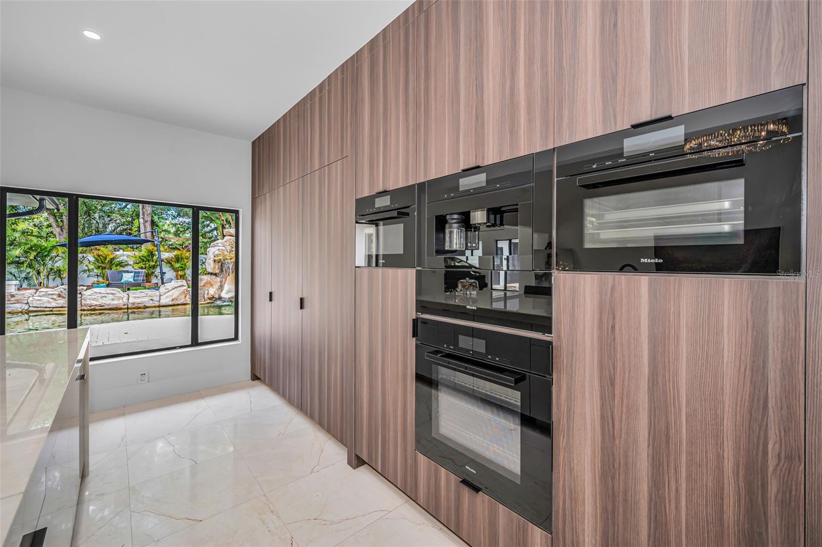 LAKESIDE TERRACE - Residential