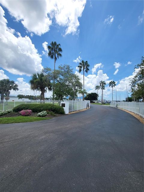 A home in PALMETTO