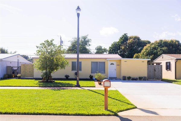 2028 BRIDGEMAN DR, WEST PALM BEACH, FL 33409 - Image 0cc9e7261ca1b1ee07ec8190ea212ee7/2331940705