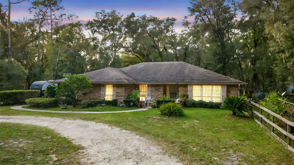 Photo of 2020 Chinaberry Lane, Deland, FL 32720 (MLS # V4945998)