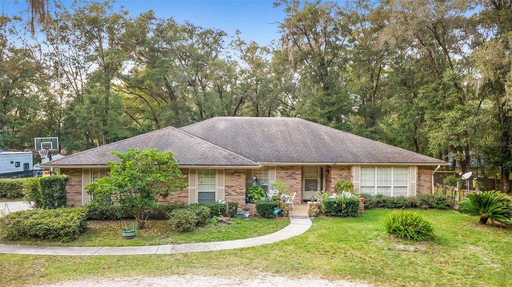 Photo of 2020 Chinaberry Lane, Deland, FL 32720 (MLS # V4945998)