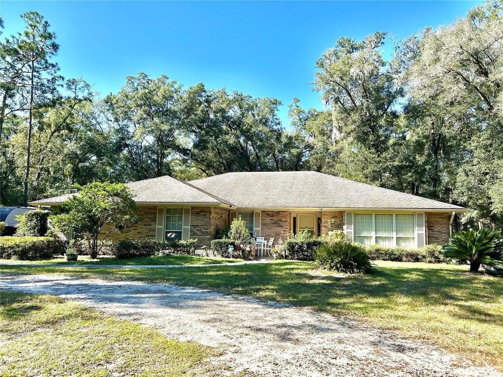 Photo of 2020 Chinaberry Lane, Deland, FL 32720 (MLS # V4945998)