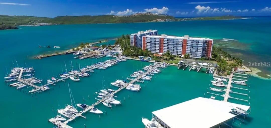 Acogedor apartamento amueblado de 623 sqft con espectaculares vistas a la marina y la costa. Totalmente equipado y con permiso para Airbnb, ideal tanto para inversión como para uso personal. HOA $206.77, CRIM $1,060.
El complejo ofrece un estilo de vida único con ferry privado, 2 piscinas de adultos, 1 de niños, canchas de tenis y baloncesto, playground, gazebos y seguridad 24/7.