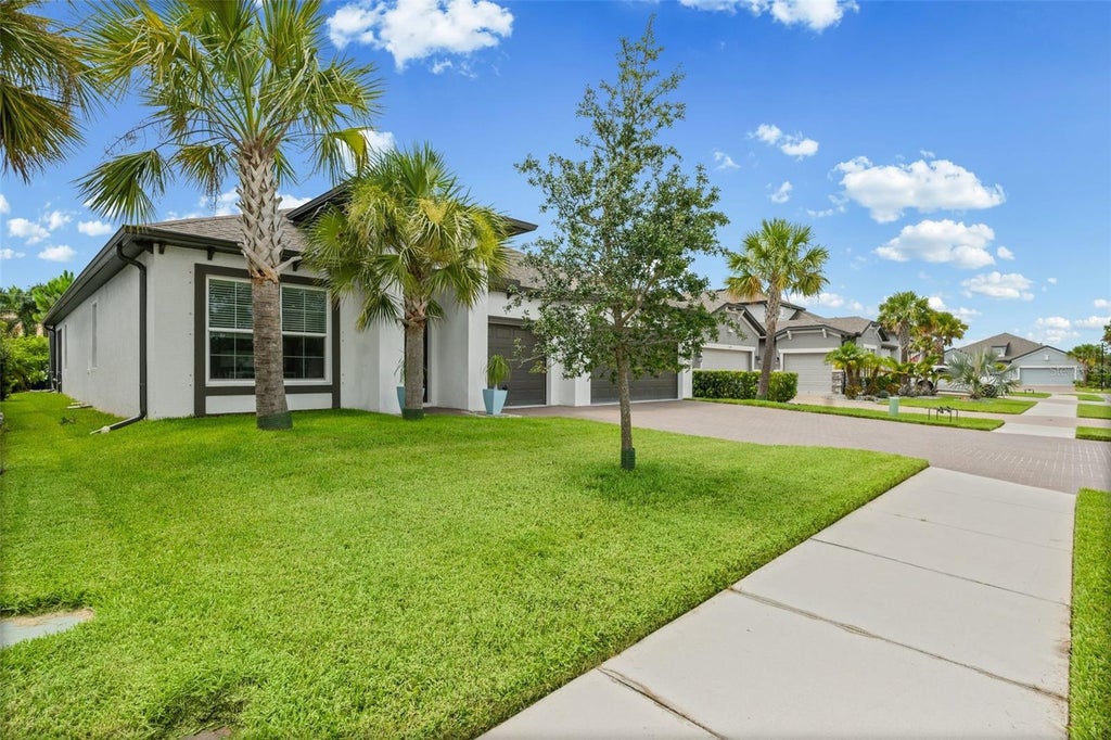 Photo of 1024 Fernleaf Run, Bradenton, FL 34212 (MLS # A4702156)