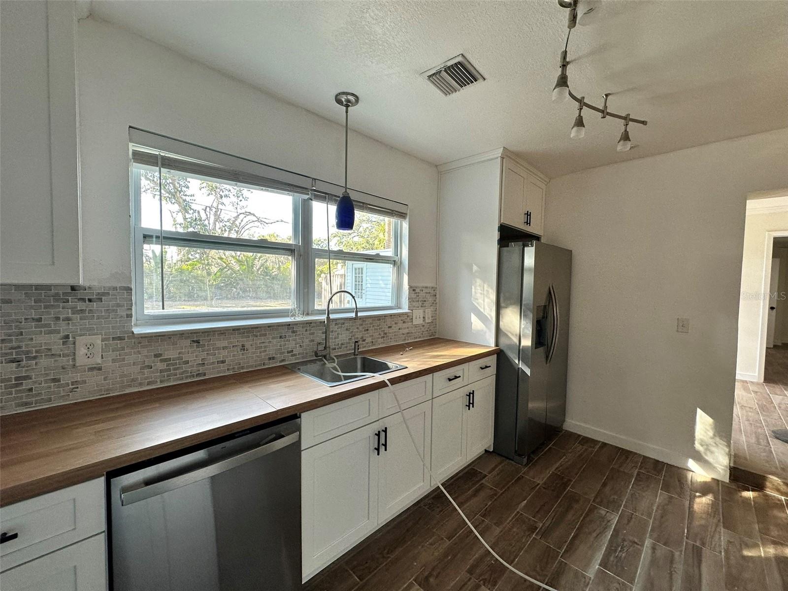 SUNSET PARK - Residential Lease