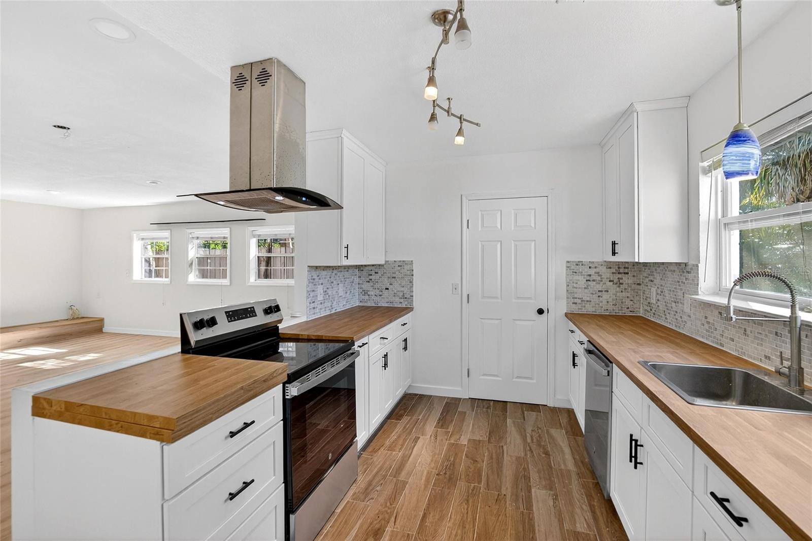 SUNSET PARK - Residential Lease