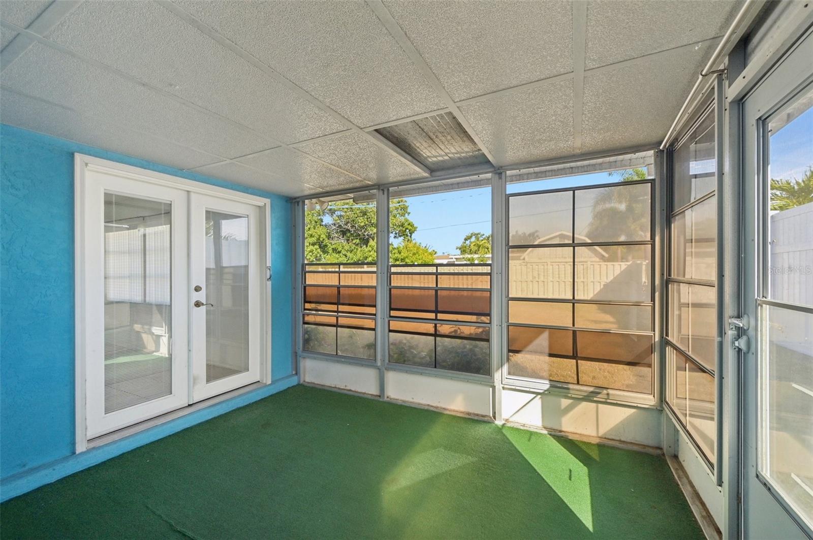 TROPICAL SHORES - Residential