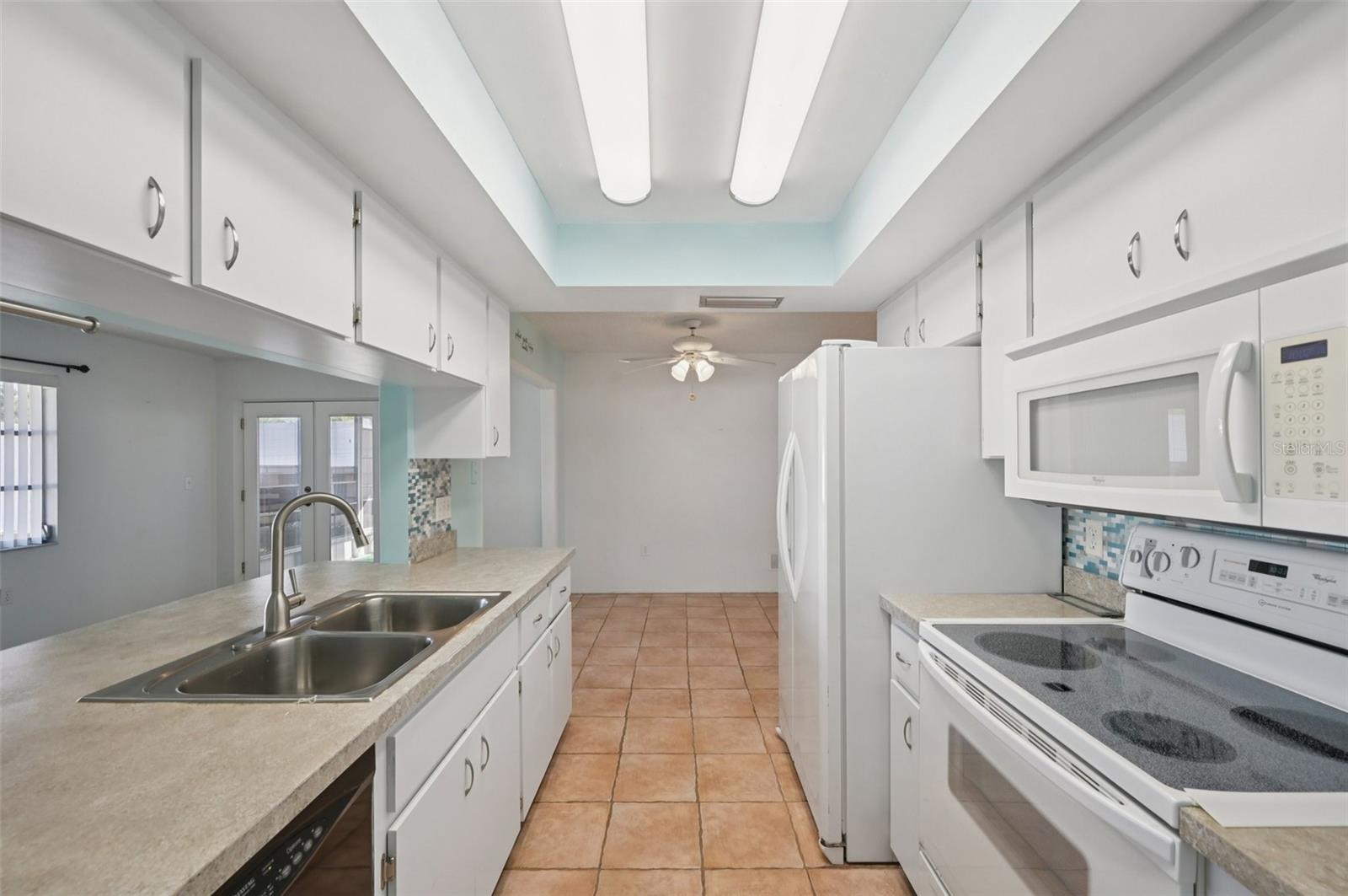 TROPICAL SHORES - Residential