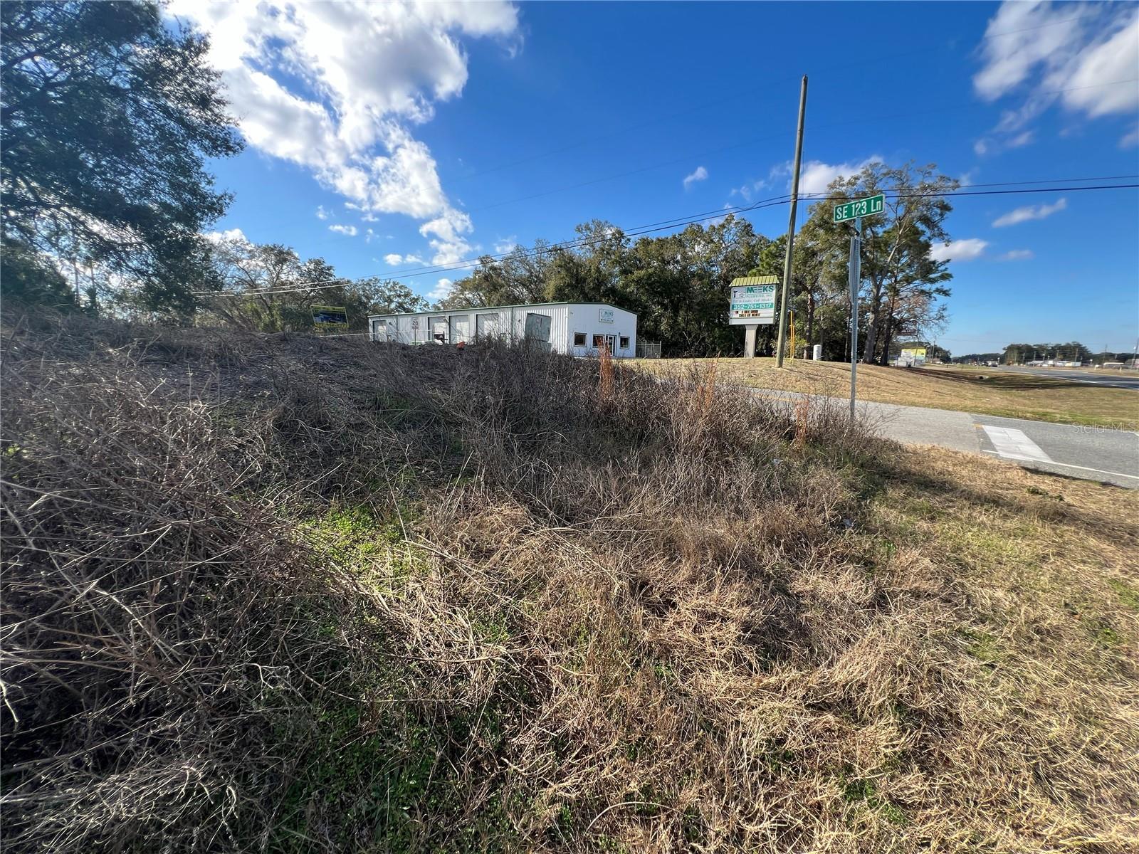 BELLEVIEWS SUNNY SKIES - Land