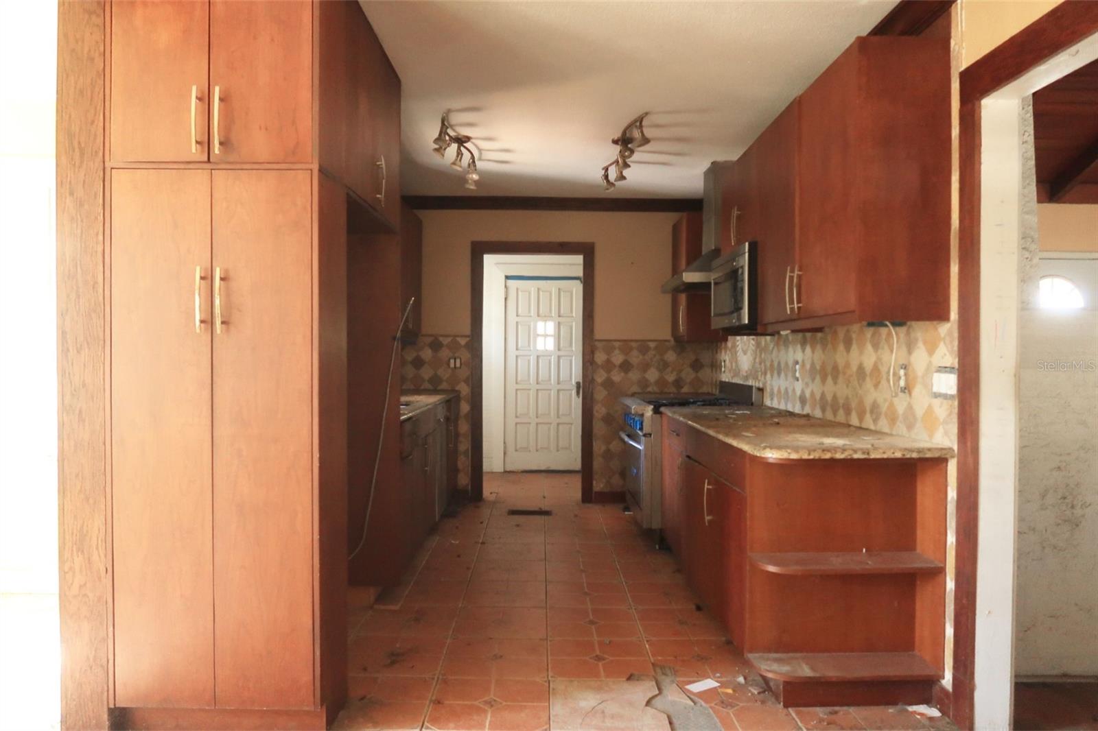 GRAY GABLES - Residential