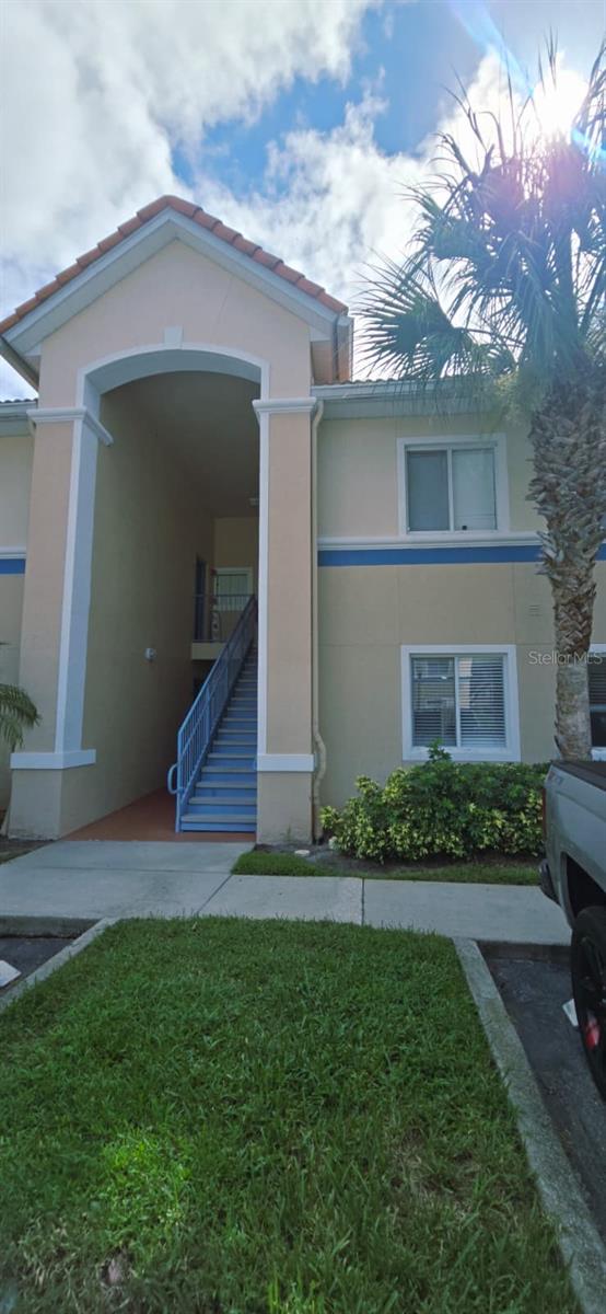This newly remodeled apartment is ready for you to move in. It features 3 bedrooms and 2 full bathrooms, a small fenced backyard, and access to a refreshing community pool.
In addition to its modern renovation, its incredible location makes it even more special. The school is right across the street, an unparalleled advantage for families, and you'll enjoy the tranquility of a secure, private gated community.