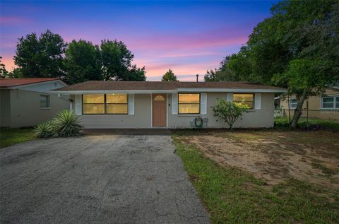 A home in TAVARES