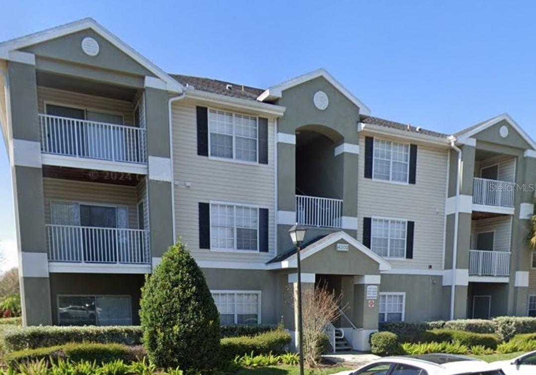 Available Sep 1st! Welcome to this charming 3rd-floor condo in the desirable Sunset Lakes community! Featuring an open floorplan, in-unit washer and dryer, and a private balcony, this 1 bed, 1 bath unit offers both comfort and convenience.
Enjoy resort-style amenities including a pool, 24-hour fitness center, large dog park, playground, BBQ picnic areas, and scenic lake views throughout the neighborhood.
Prime Location – Just minutes from Lakeland Square Mall, grocery stores, restaurants, and I-4 for an easy commute to Tampa or Orlando. Everything you need is right around the corner!