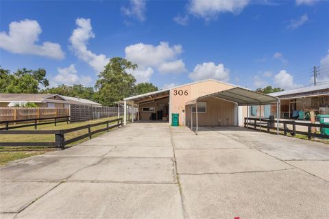 Photo of 306 N Iona Avenue, Fruitland Park, FL 34731 (MLS # G5105012)