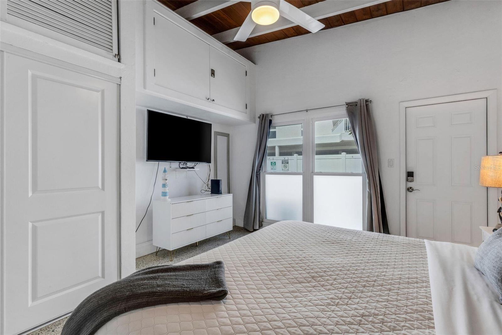 SEA CREST APTS - Residential