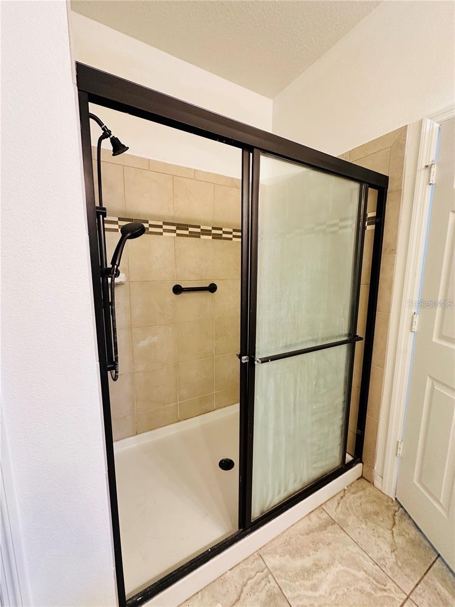 SHINGLE CRK RESERVE/OAKS PH 3 - Residential Lease