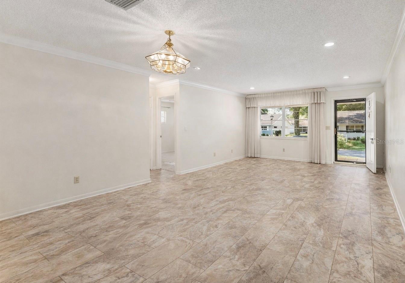 ON TOP OF THE WORLD - Residential