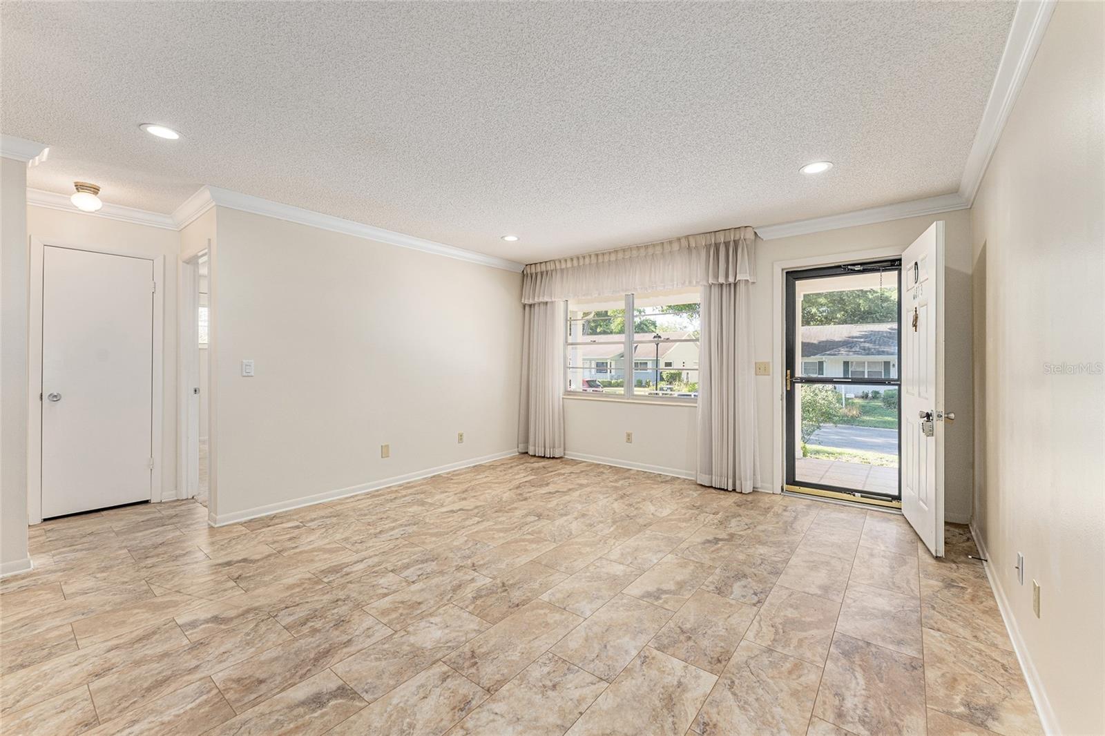 ON TOP OF THE WORLD - Residential