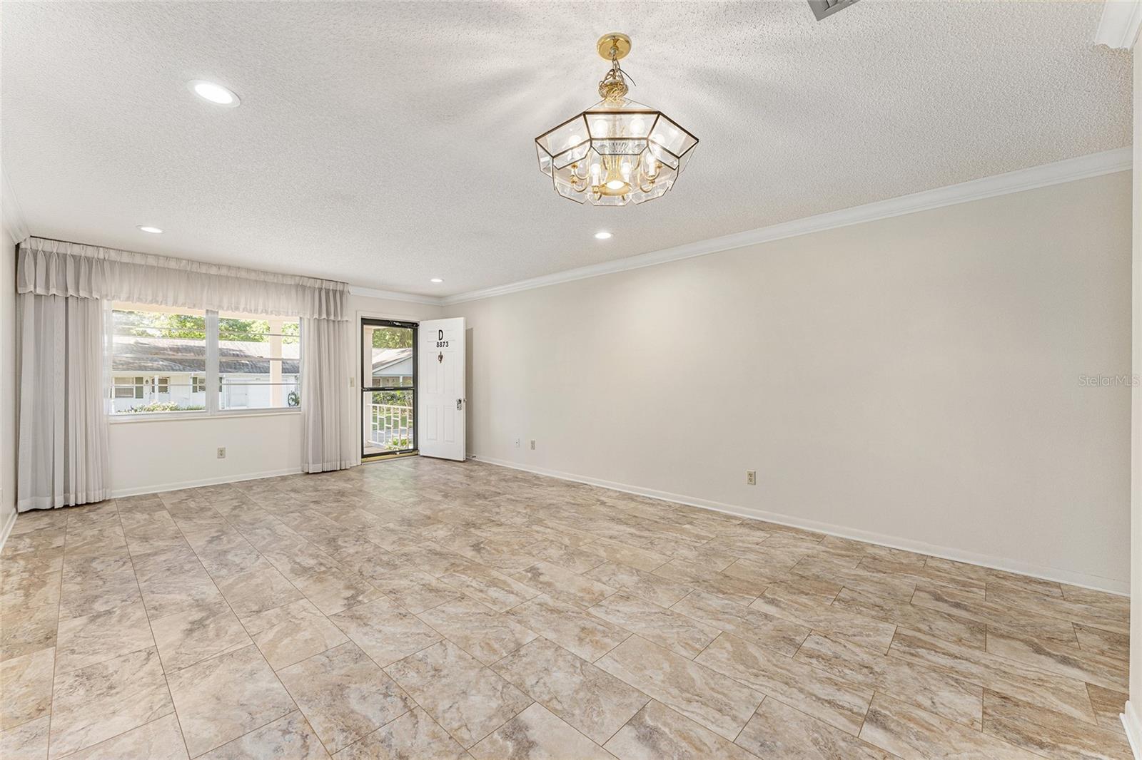 ON TOP OF THE WORLD - Residential