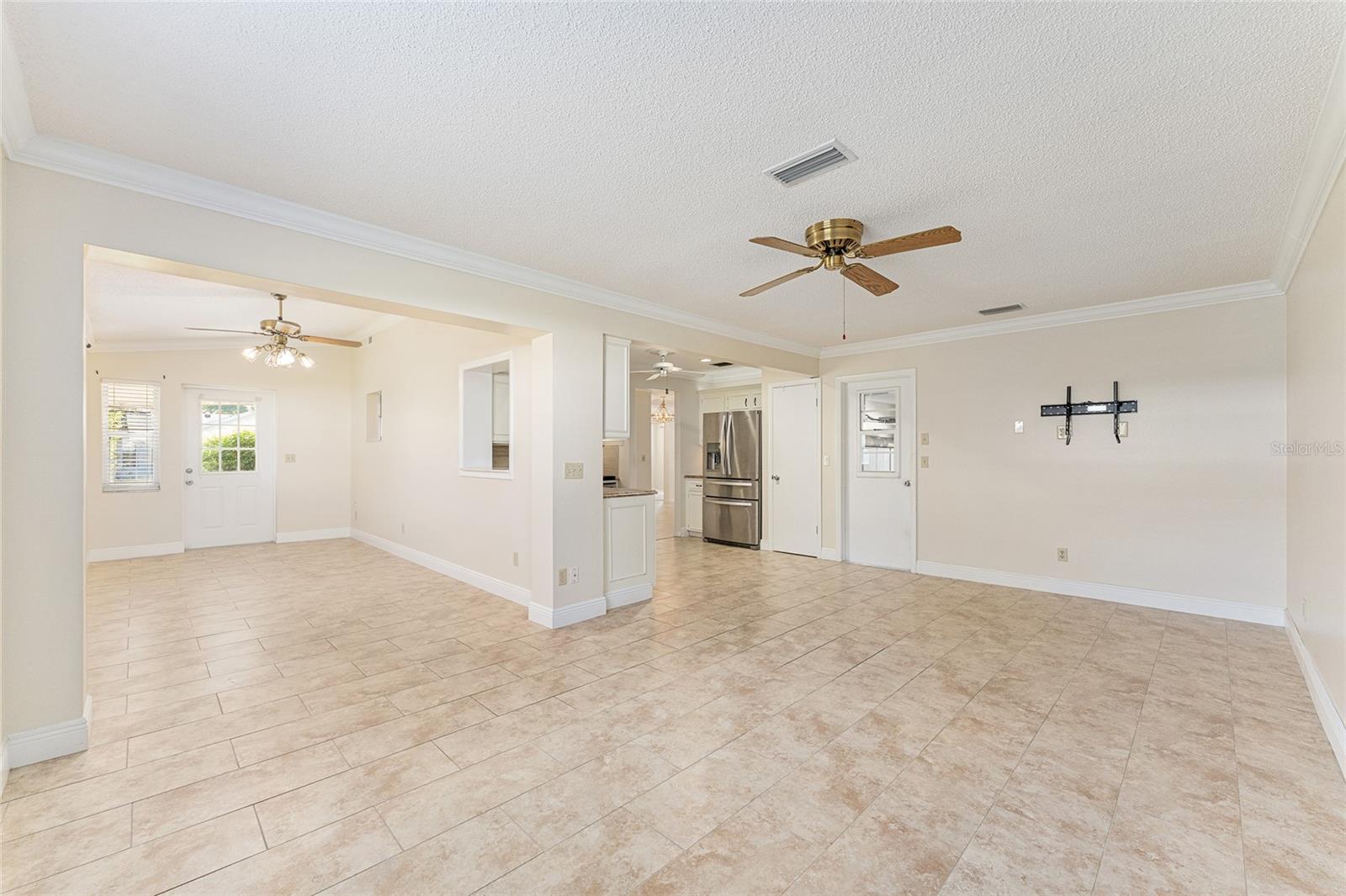 ON TOP OF THE WORLD - Residential