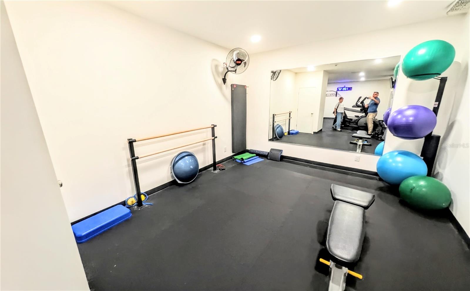 SIESTA TOWERS - Residential Lease