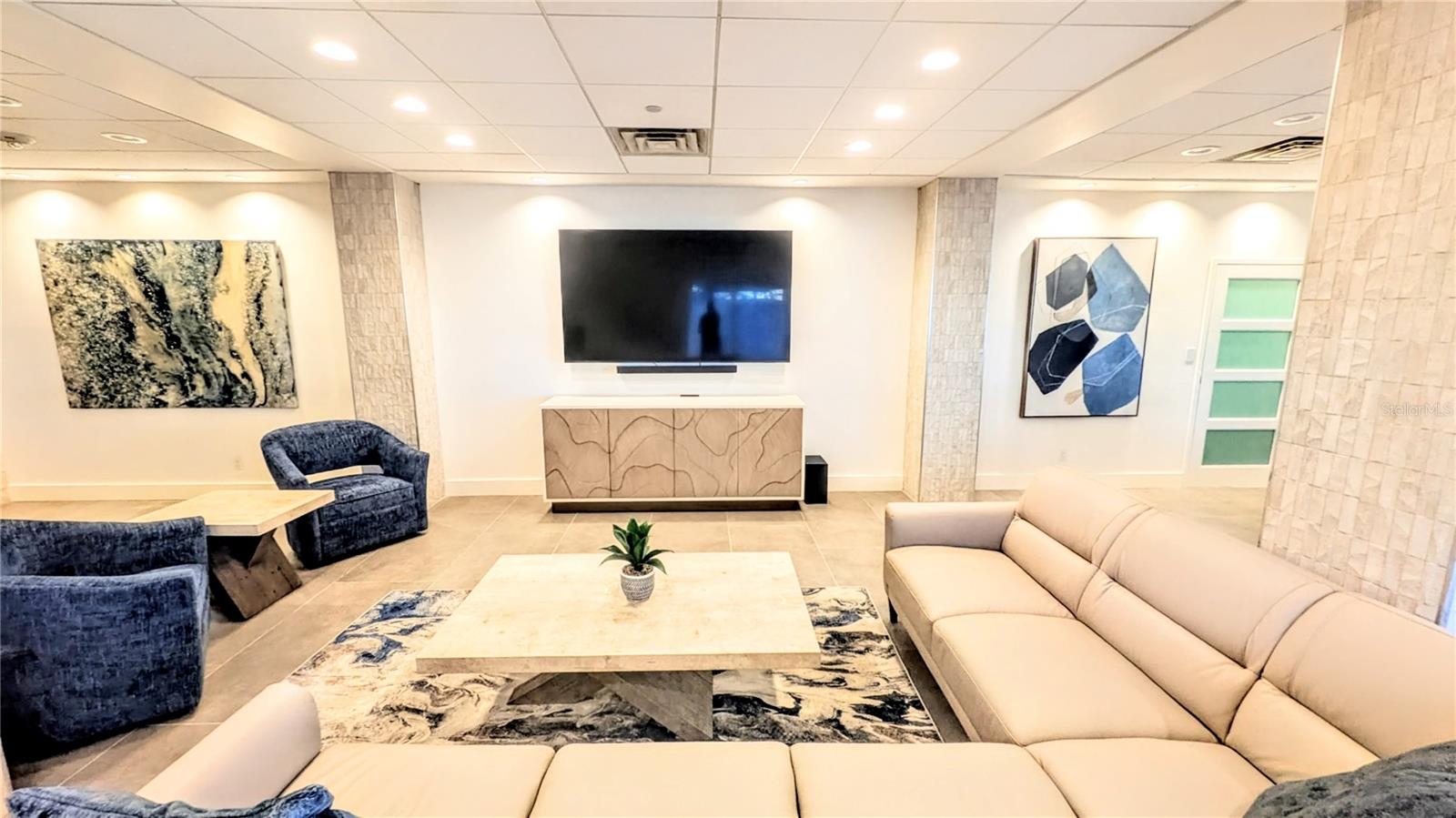 SIESTA TOWERS - Residential Lease