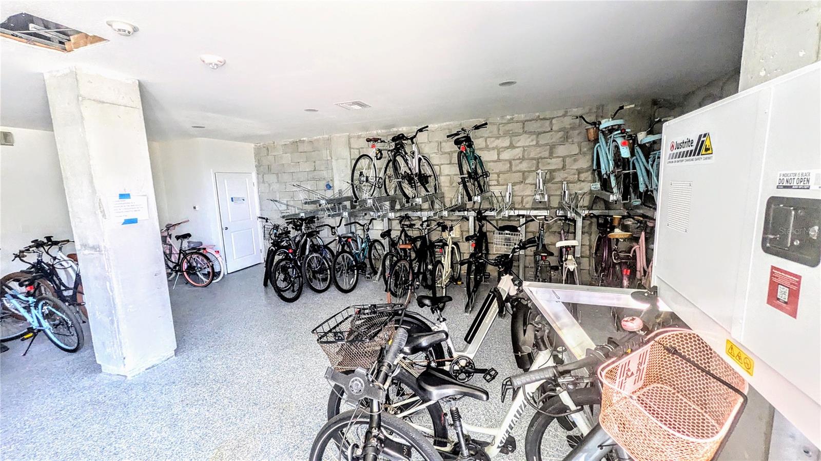 SIESTA TOWERS - Residential Lease