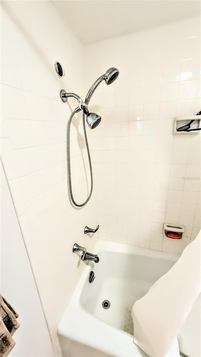 SIESTA TOWERS - Residential Lease