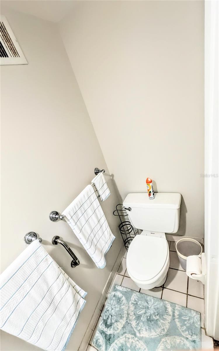 SIESTA TOWERS - Residential Lease