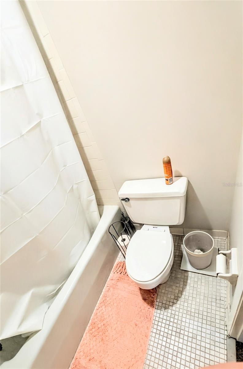 SIESTA TOWERS - Residential Lease