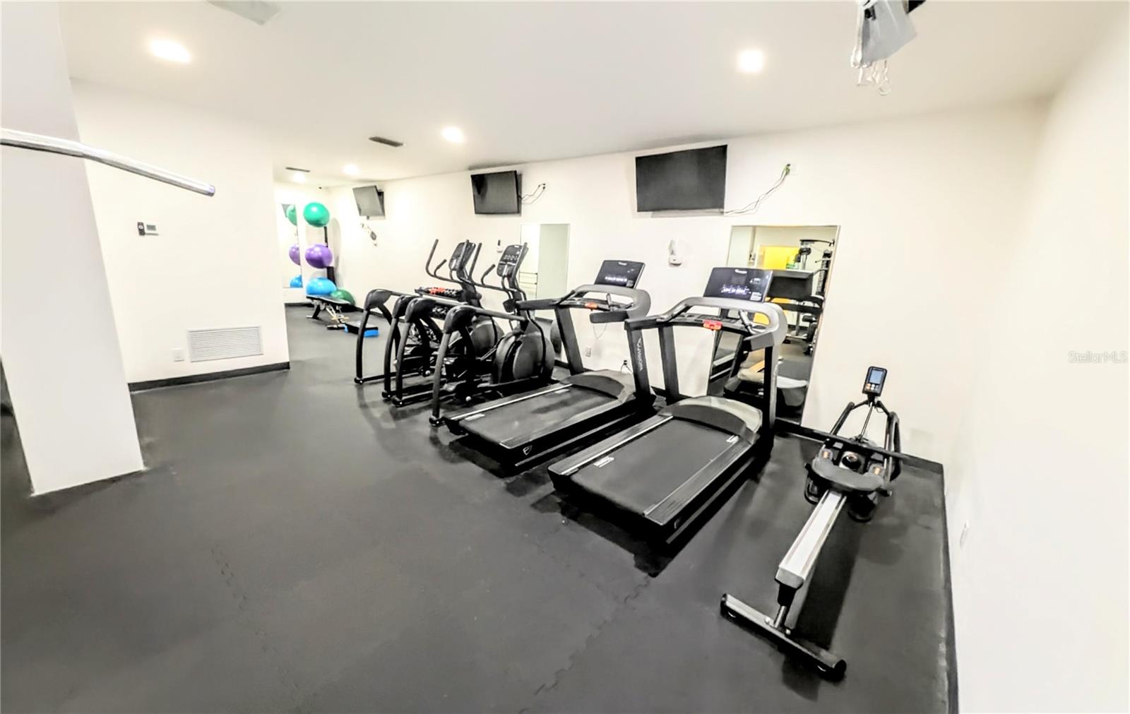 SIESTA TOWERS - Residential Lease