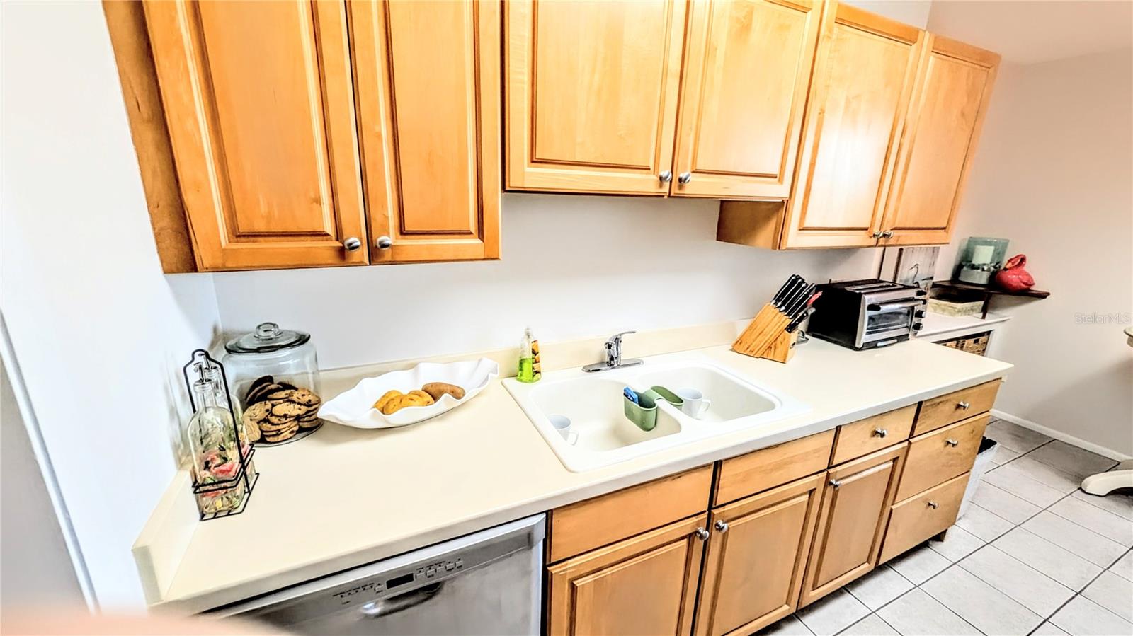 SIESTA TOWERS - Residential Lease