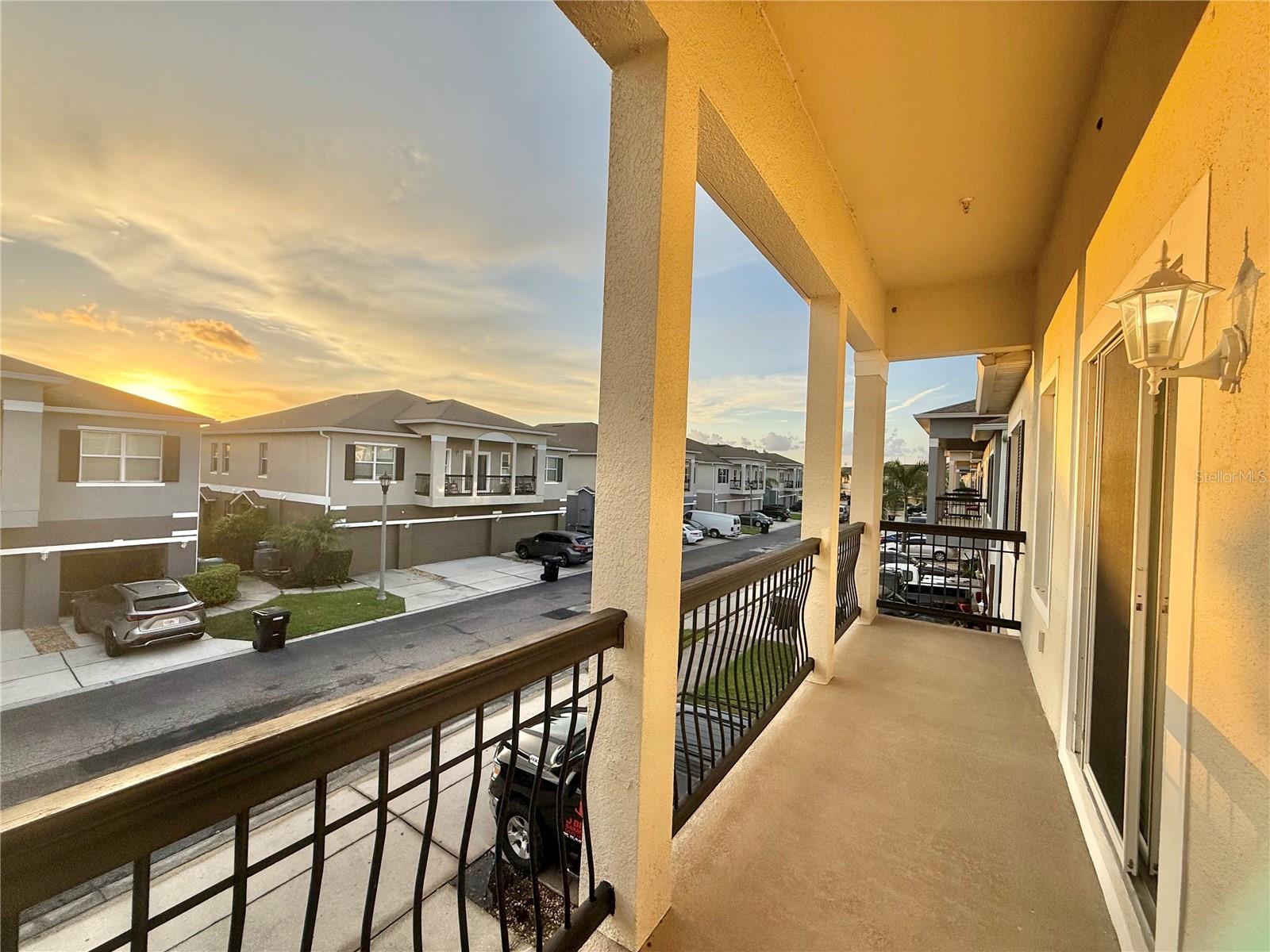 Beautiful Townhome in Orlando! ?
Welcome to this charming 2-bedroom, 2-bathroom townhome located in the heart of Orlando, just minutes from shopping, dining, Orlando International Airport, and major highways. This corner unit offers a bright open floor plan, spacious living areas, and a private patio perfect for relaxing or entertaining.
Enjoy a low-maintenance lifestyle with community amenities and a convenient location close to everything. This property is a perfect fit.
Don’t miss the chance to Lease this affordable home in a highly desirable area of Orlando!