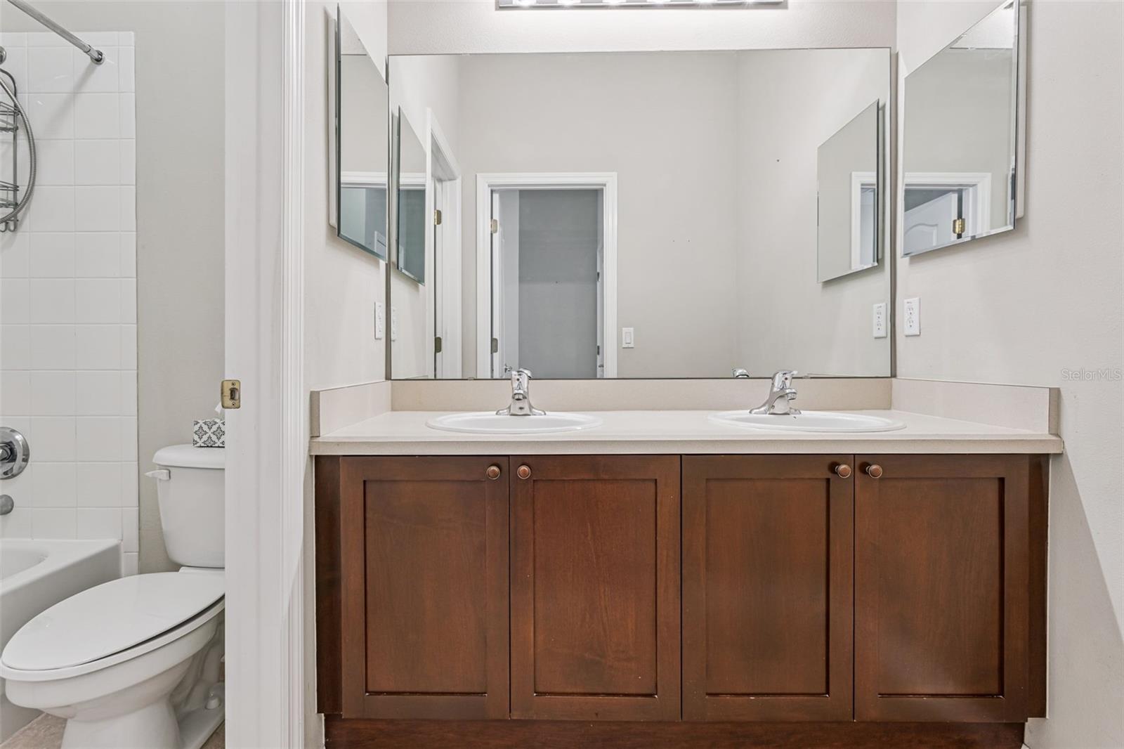 LAKES WINDERMERE PH 01 49 108 - Residential