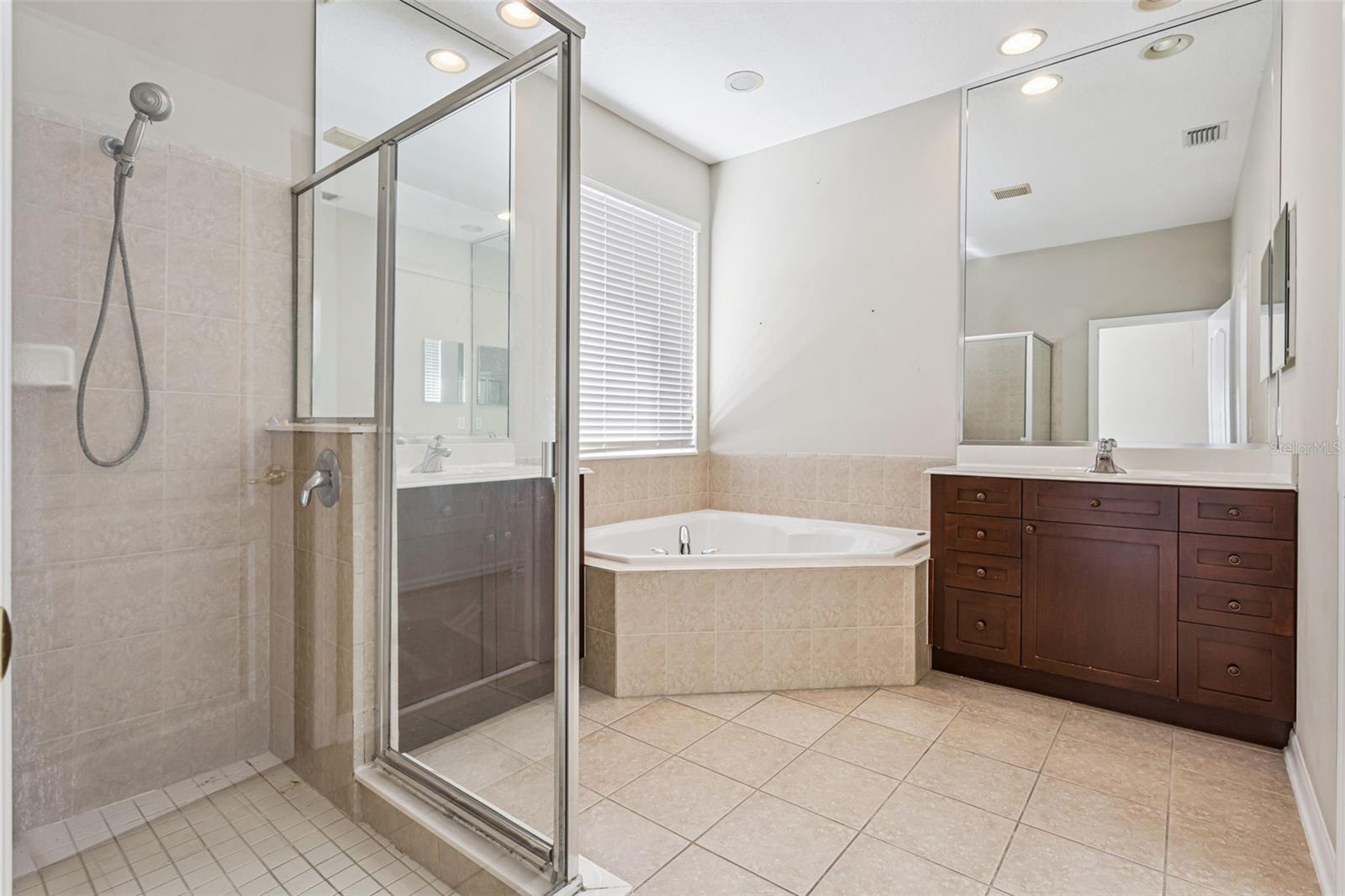 LAKES WINDERMERE PH 01 49 108 - Residential