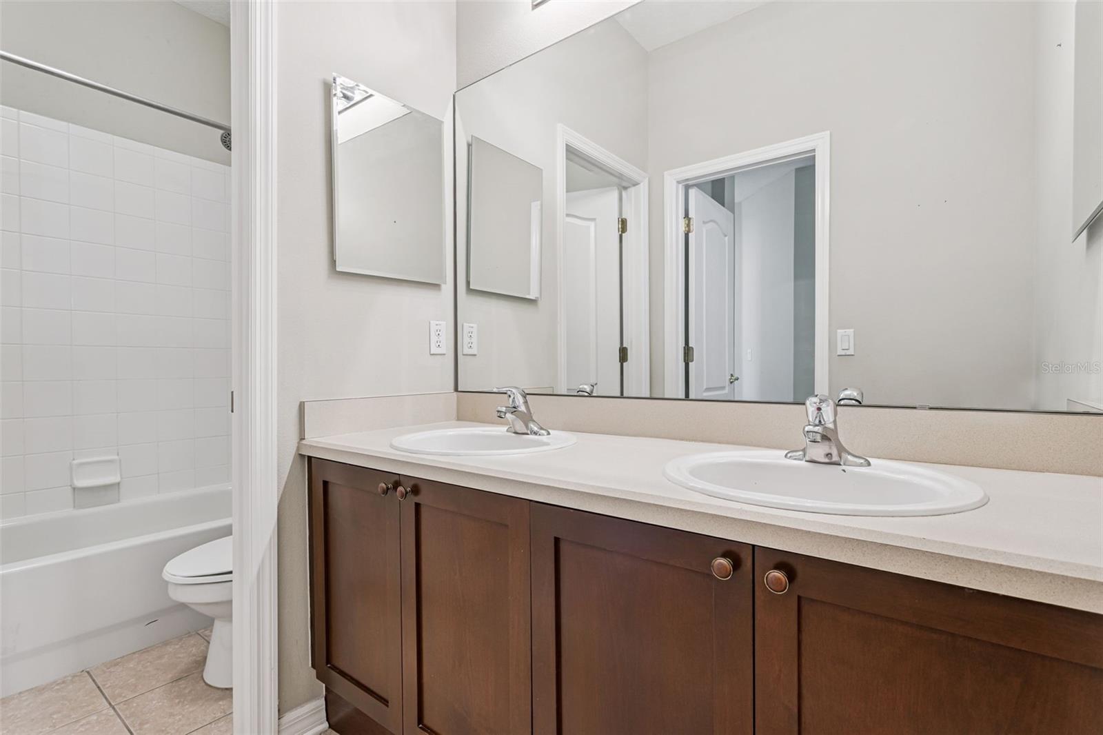 LAKES WINDERMERE PH 01 49 108 - Residential