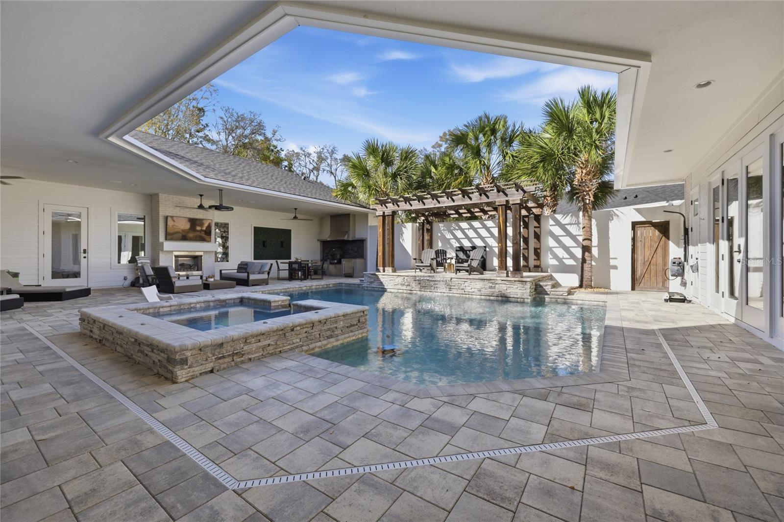 GLORIAS WAY - Residential