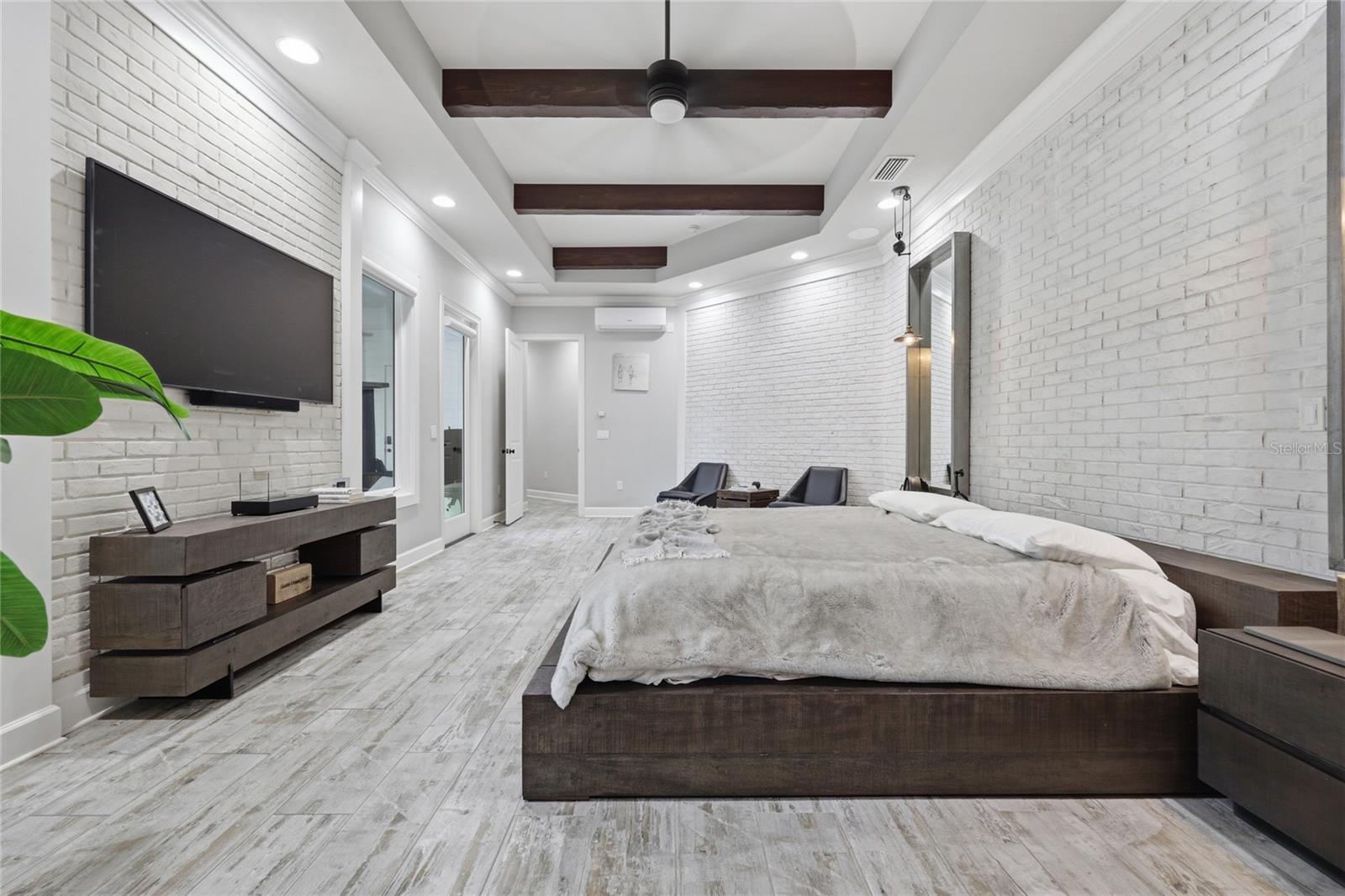 GLORIAS WAY - Residential