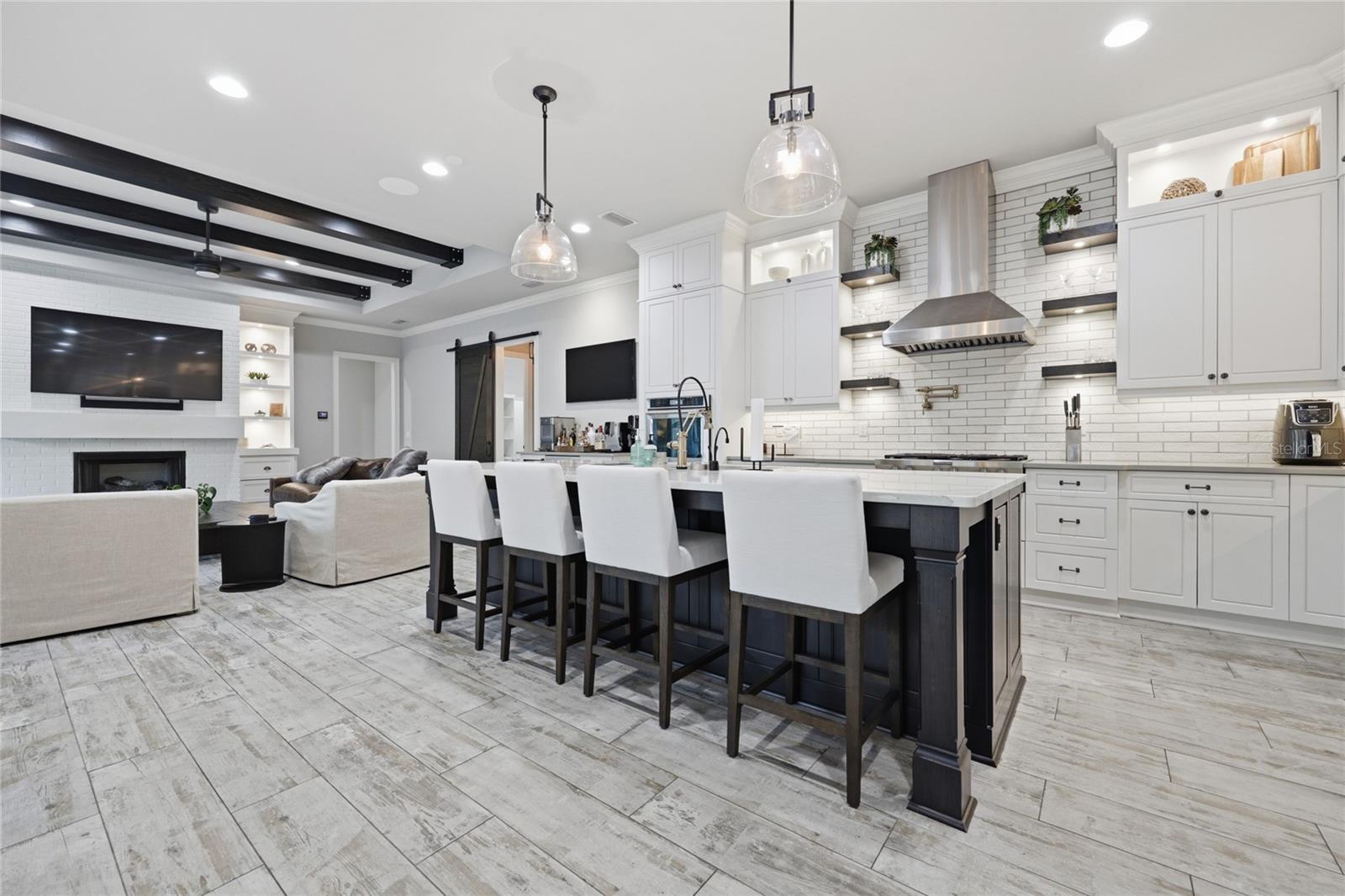 GLORIAS WAY - Residential