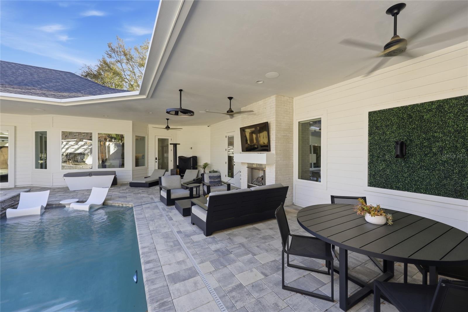 GLORIAS WAY - Residential