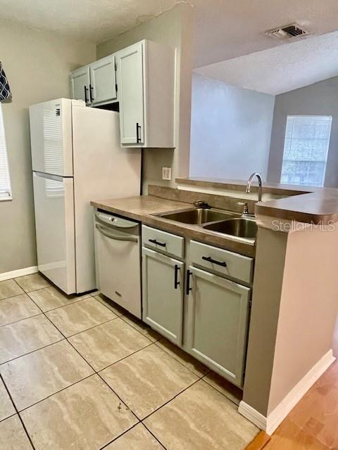 HIDDEN VILLAGE CONDO - Residential Lease