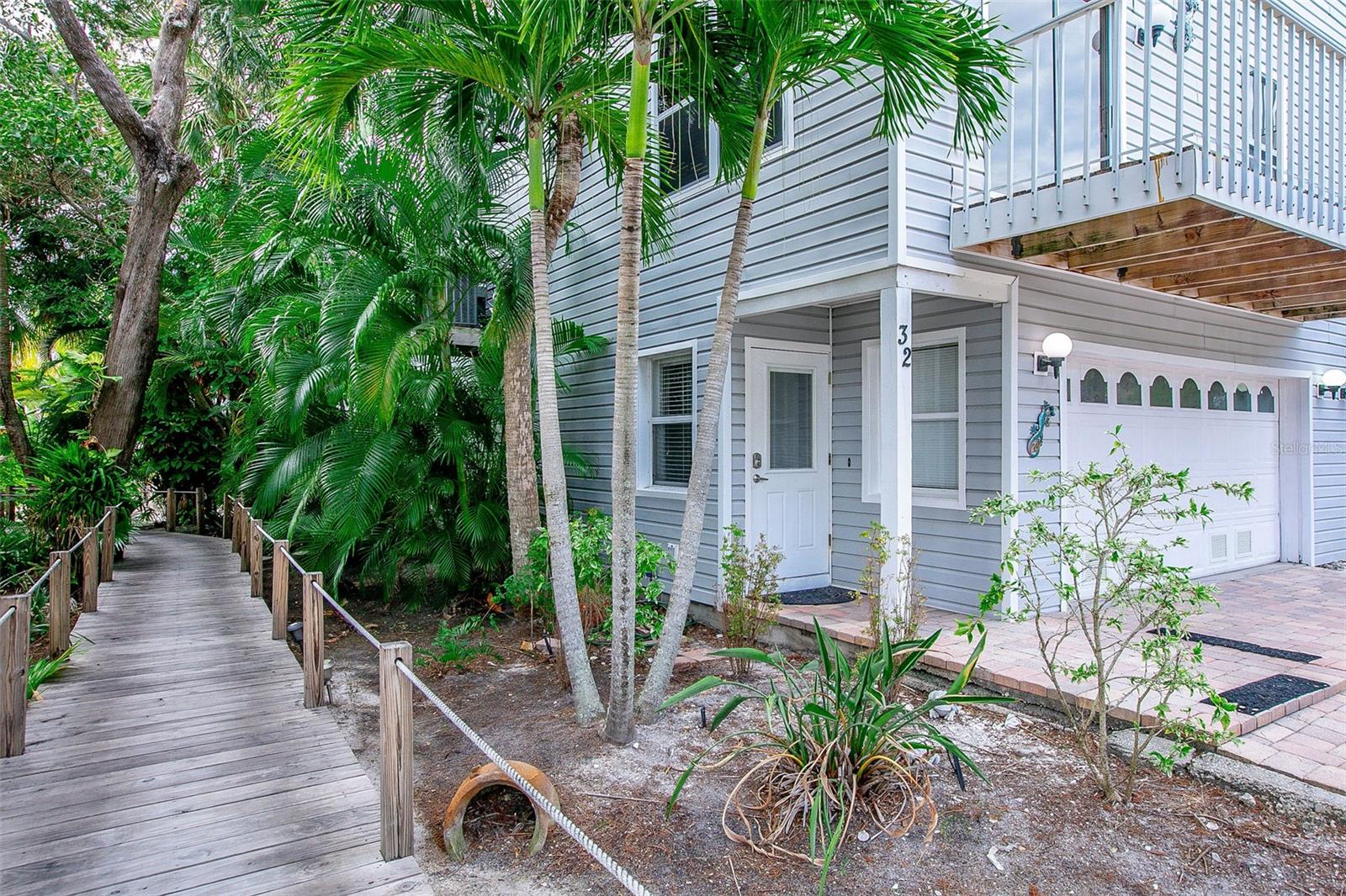 6250 HOLMES BOULEVARD 32