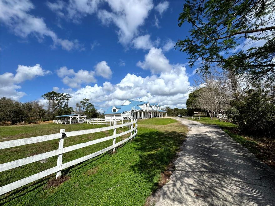 Amazing 10 acre property sold with horse boarding business.